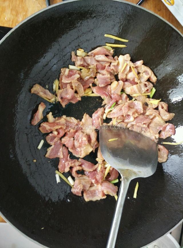 倒入腌制好的肉片，大火翻炒至五成熟