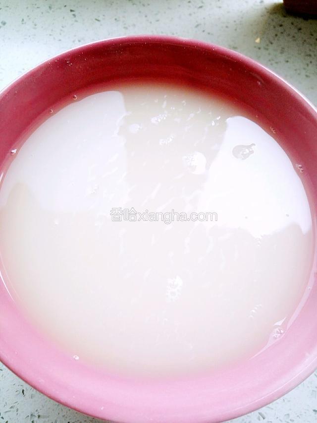 用温水，一定是不烫手的温水哈，把酵母搅拌均匀。