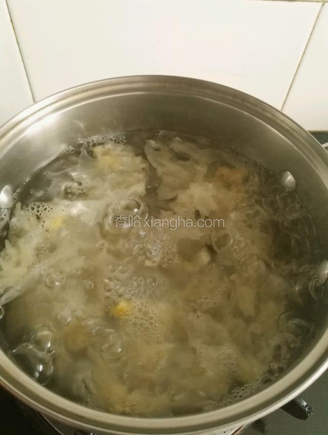 放入适量水大火熬开