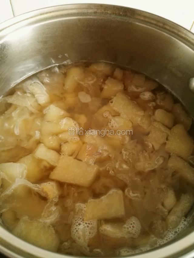 待汤汁颜色变深浓稠即可