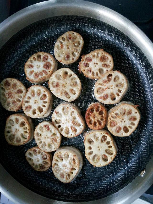 翻面。继续小火煎。