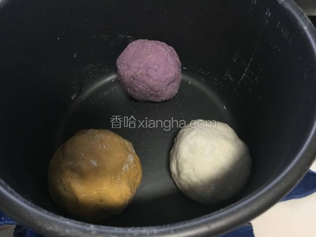 把面粉分成三份，一份加入南瓜泥，一份加入紫薯粉、一份白面粉，加入酵母粉拌匀和成光滑的面团，发酵至两倍大