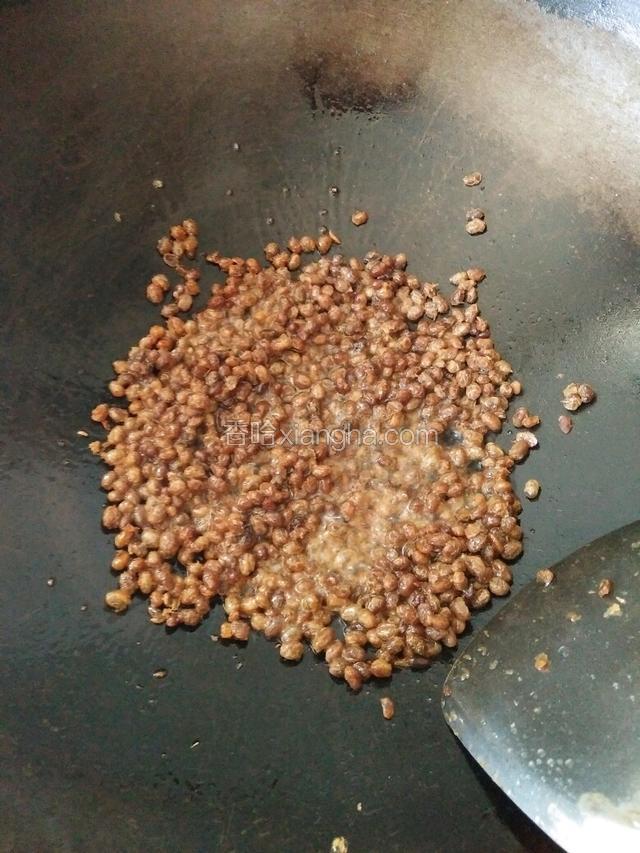 待油烧至七成热时倒入豆鼓(注意碗里不要有水倒进锅了！要是有水进锅炒出的豆鼓就不香了，不过豆鼓可以是湿的)