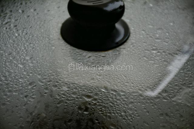 加盖转小火煮30分钟左右，用筷子能轻松插穿羊肉就可以了。羊肉盛出晾凉备用。