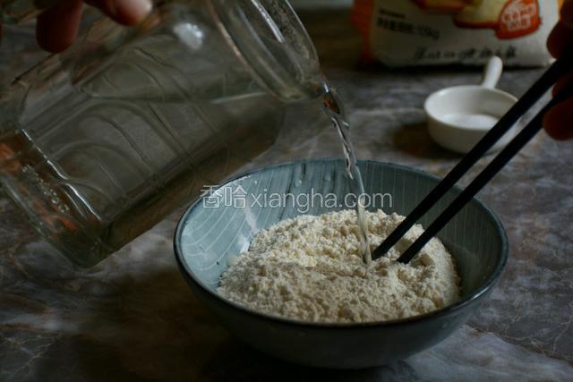 高筋面粉用冷水和成面糊，加适量的盐调味。