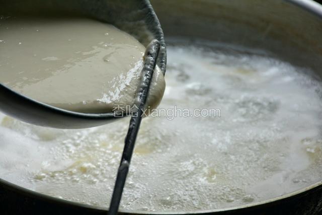 烧一大锅开水，用一只筷子沾水沿面碗碗边将面鱼逐个拨进锅里，煮至面鱼有些半透明就可以了。