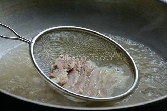 另起锅烧开羊肉汤，加适量盐调味。将羊肉放在滤网中入汤锅汤热。