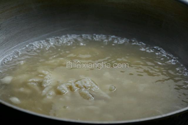 面鱼沥水后入汤锅煮开。