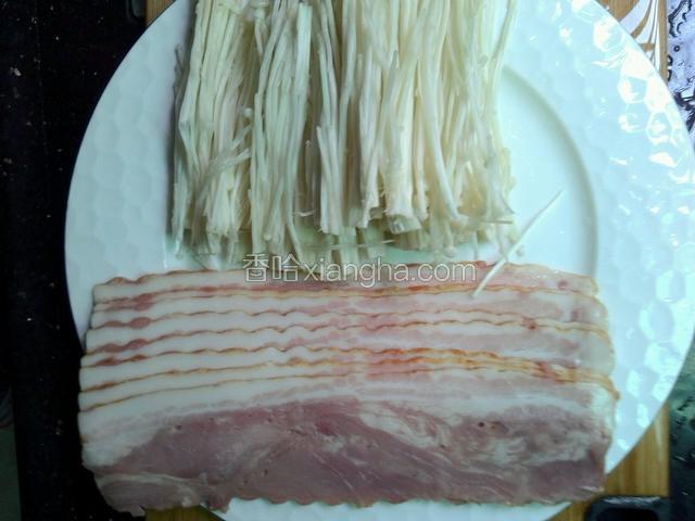 金针菇洗净沥干水份，取出培根