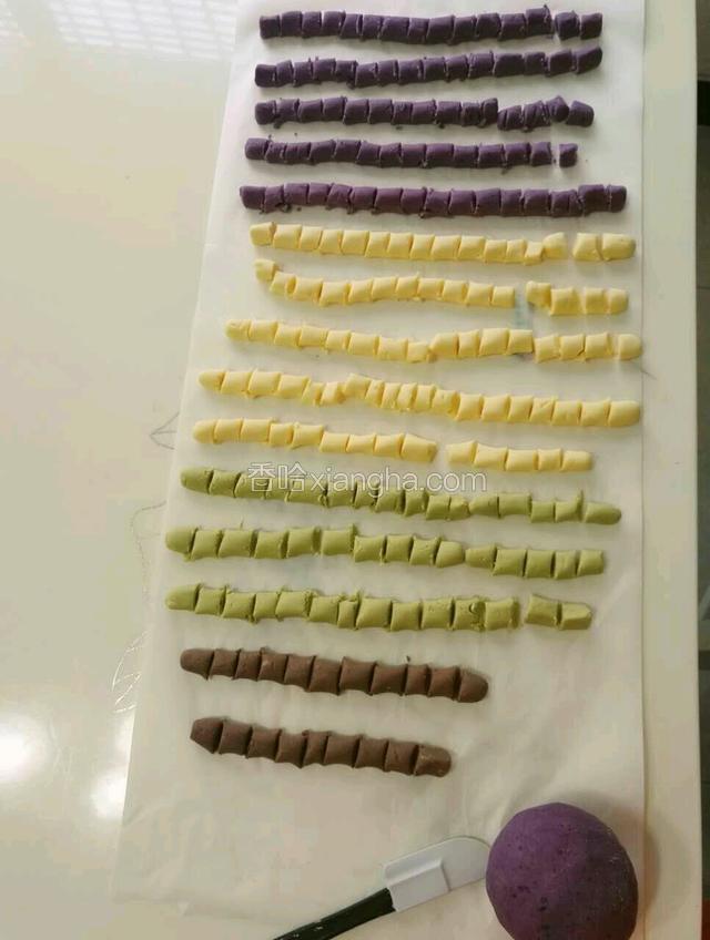 开始分段了。先铺一层干净的吸油纸，然后把捏好的团子分别捏条再切段，就是图中所展示的样子。最后就是DIY时间了，动手做起来。