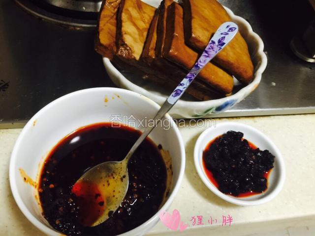 准备材料。豆干，辣椒油和油豆豉