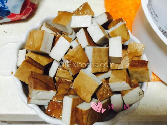 豆干切成小方块