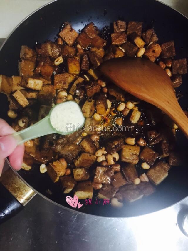 最后调入鸡精即可，喜欢孜然的还可以放点孜然