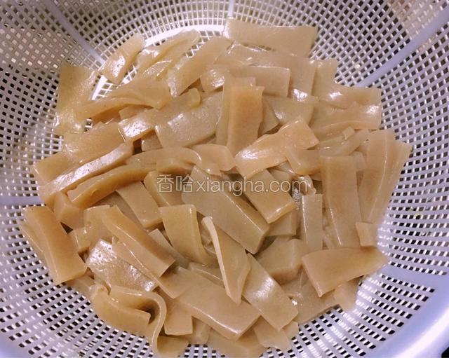 捞出沥干水分