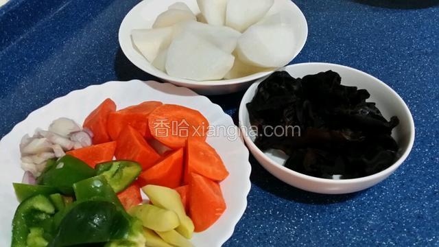 蘿卜~甘荀去皮洗淨切滾刀~ 黑木耳用清水浸泡到軟身洗淨~青椒洗淨切小塊~薑去皮切片~乾蔥去衣切片