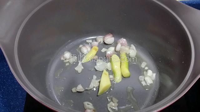 燒熱鍋放入油~爆香乾蔥薑片