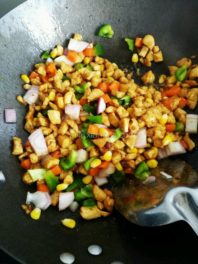 再加入青椒洋葱，翻炒均匀，撒上少许盐，鸡精调味