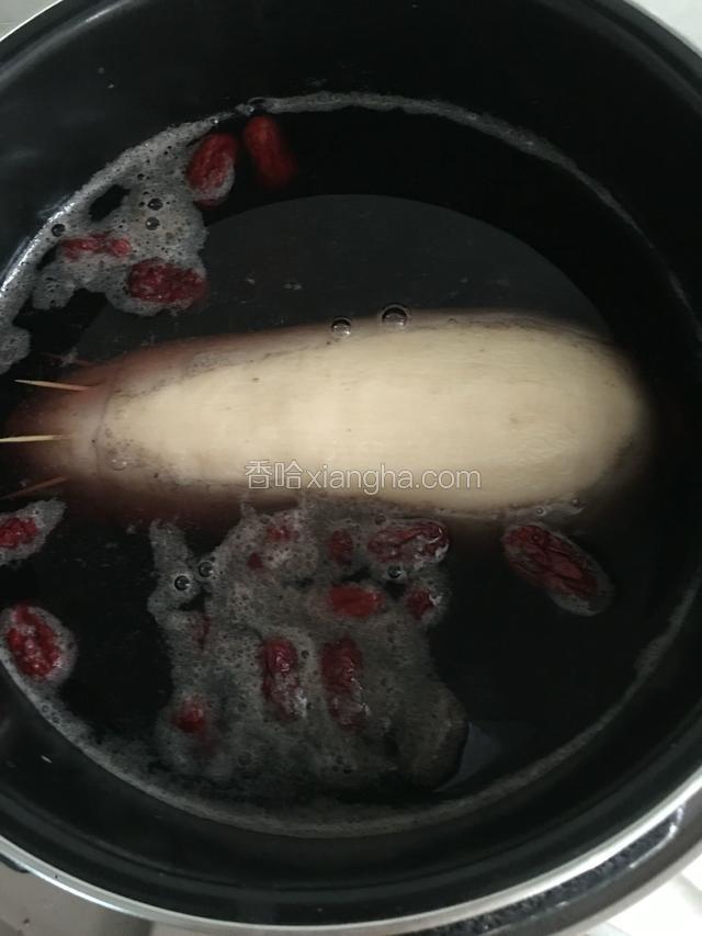 然后放入煮开的糖水里面，水要盖住莲藕