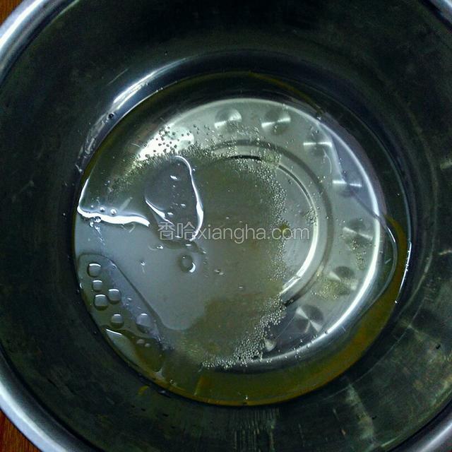 盆内加适量的油和水
