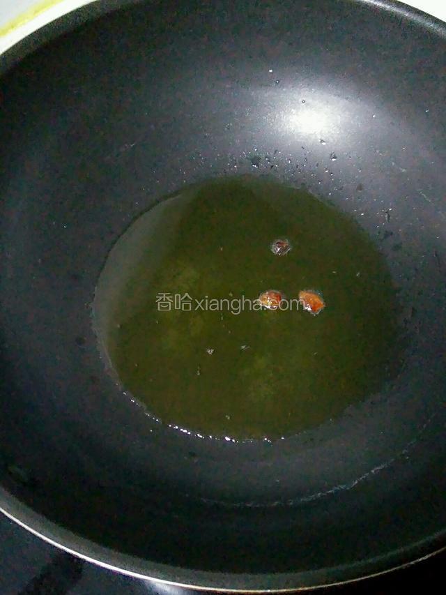 起油锅，放入大料炒出香味