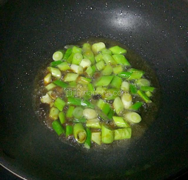 倒入葱花，味极鲜，料酒，盐，白糖炝锅
