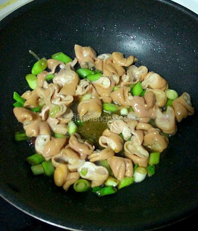倒入肥肠