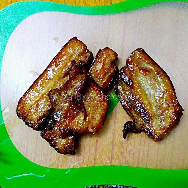 把肉取出放凉:稍凉后切片装盘就好了