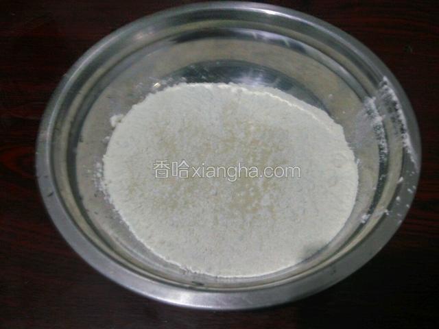面粉和酵母粉放入盆内