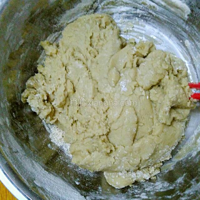 把面粉搅拌均匀成面团