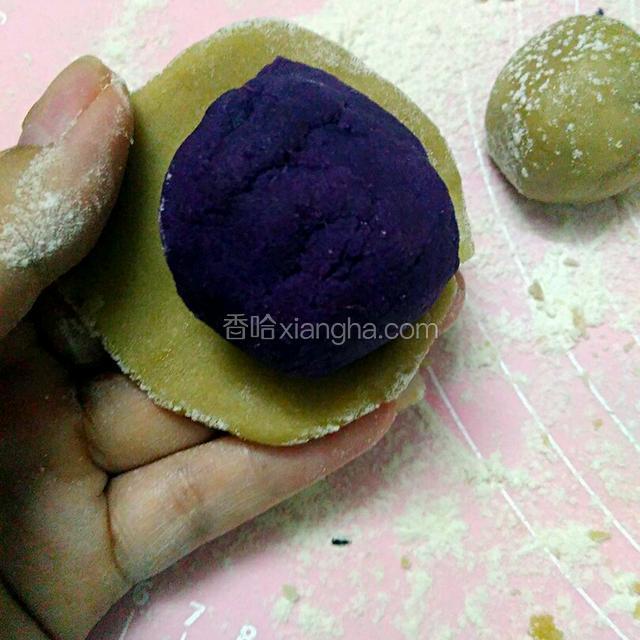 把饼皮压煸:放入紫薯馅
