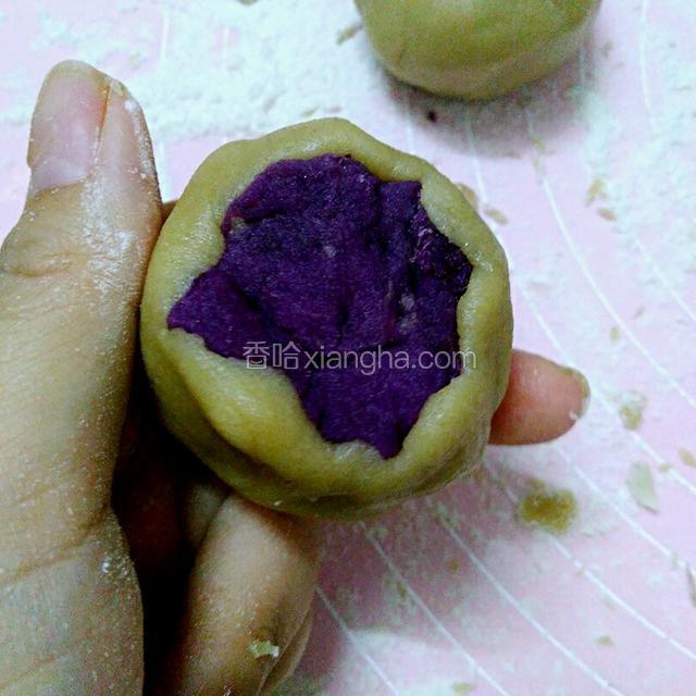 由下往上旋转慢慢把饼皮往上堆的包法