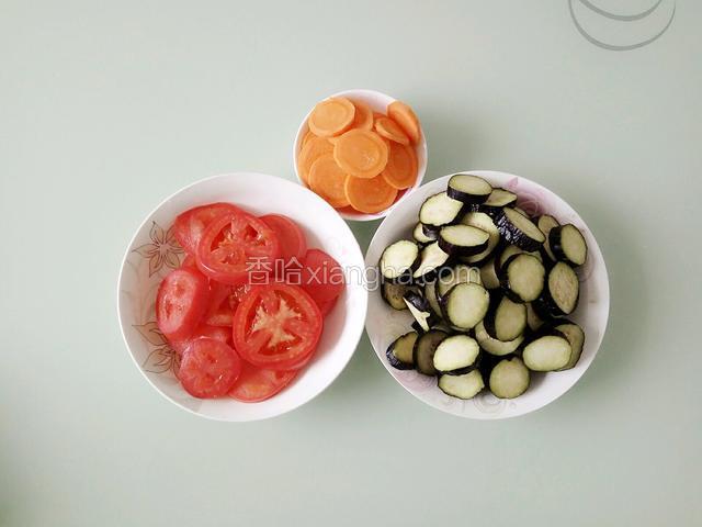 茄子、西红柿、胡萝卜切片备用！