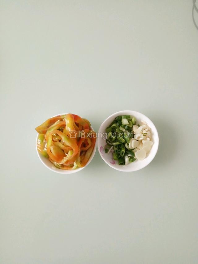 葱蒜切末，青椒切成圈！
