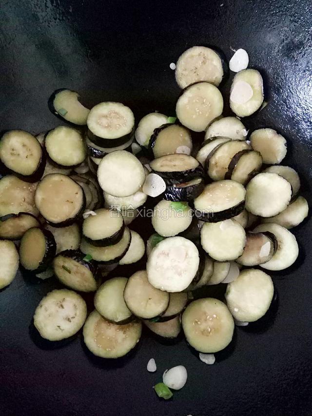 放入茄子翻炒！