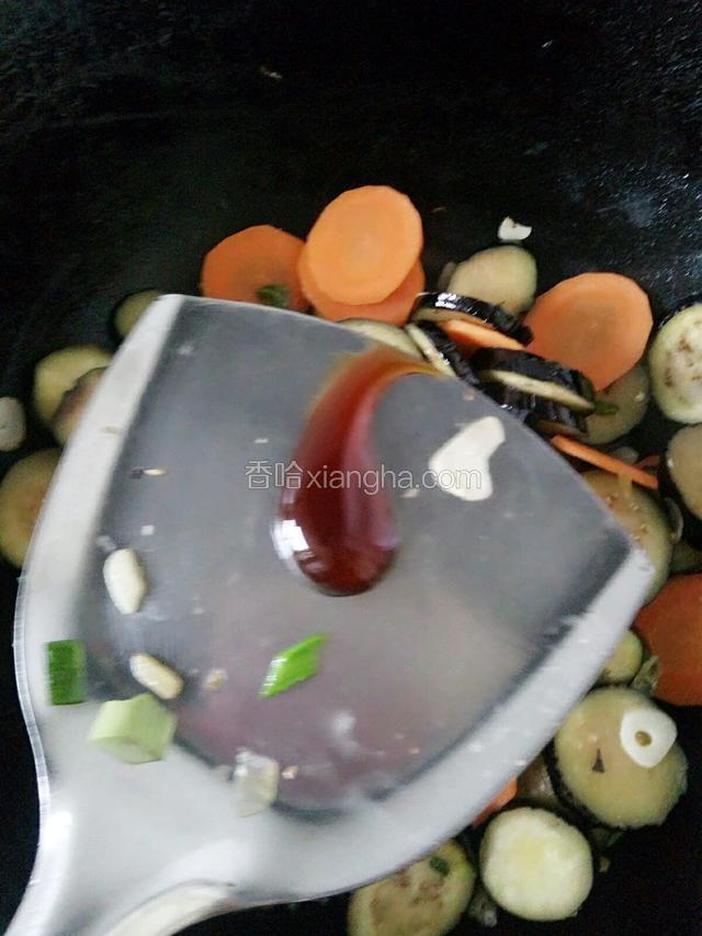 放入汆好的胡萝卜，加入耗油！翻炒均匀入味！
