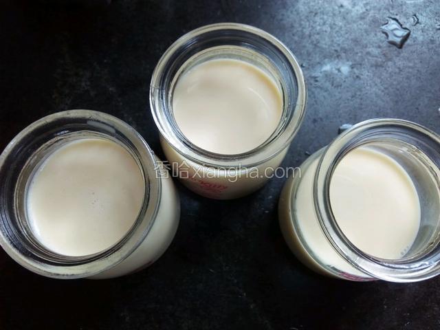烤箱预热150℃，布丁液倒入布丁杯里，放入几个葡萄干（布丁杯要用热水烫一下消毒，特别是刚买回来的）
