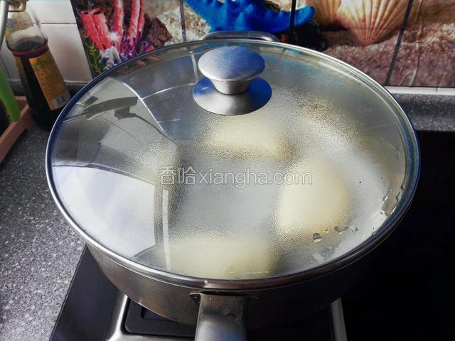 提前预热平底锅，然后放一张烤纸，分别放入锅中留岀间距，盖上锅盖小火烤15分钟