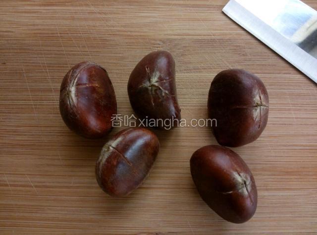 板栗洗干净，拿刀在板栗的尖头部位顶端开十字花切口（其作用是煮制的时候能更加入味）。