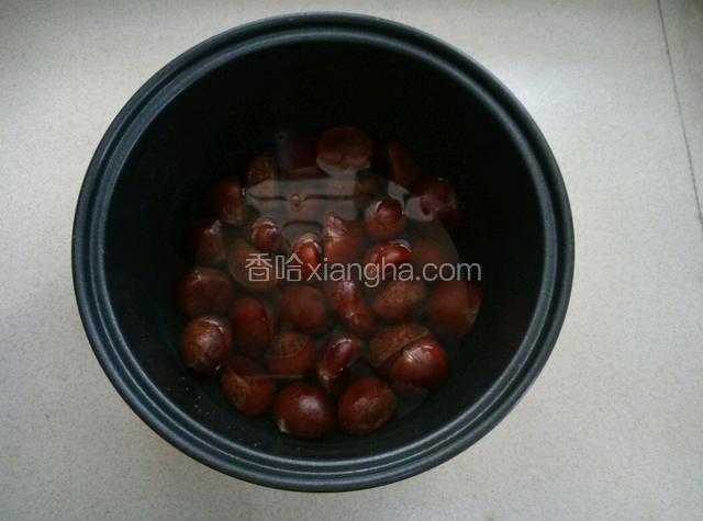 板栗依次全部开完十字口，把板栗倒入电饭煲，加入适量水没过板栗即可。