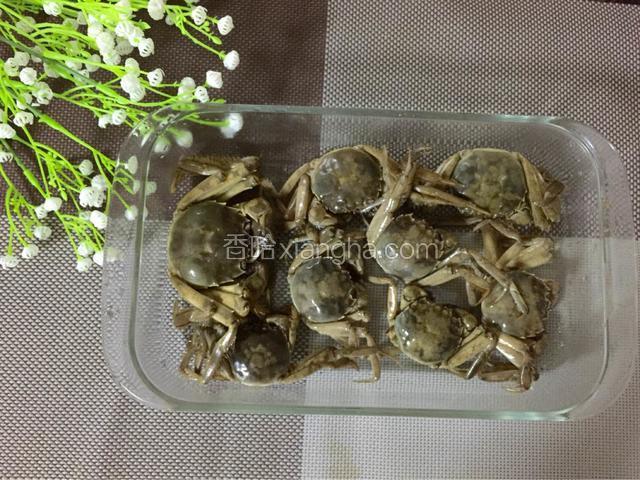 将醉蟹用清水冲洗干净
