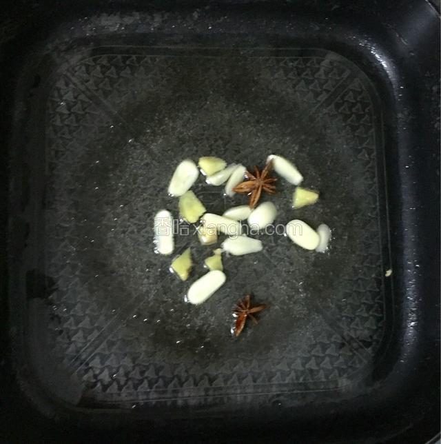 油锅烧热放入姜蒜八角爆炒出香味