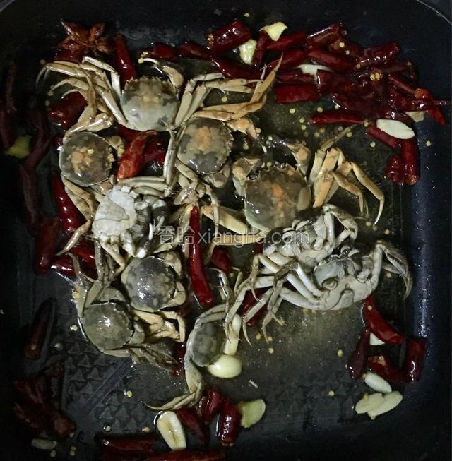 加入醉蟹翻炒几下