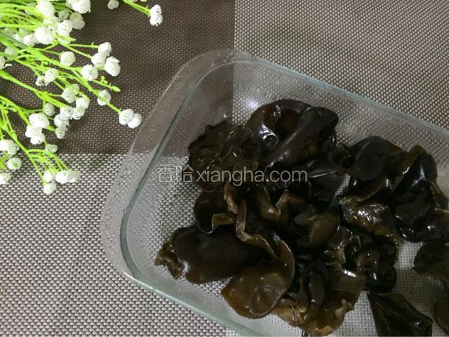泡发的木耳去根后加入锅中