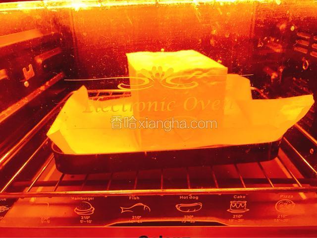 放入预热至180度的烤箱下层，烘烤15分钟。