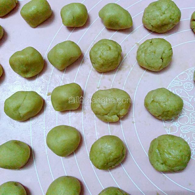 把两种面皮分割成同等份量的小面团