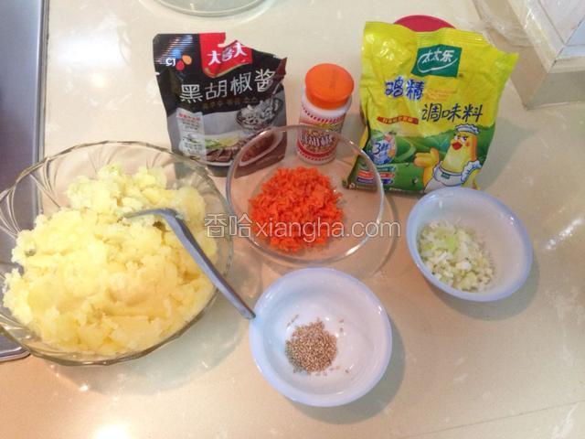 把蒸熟的土豆压成泥状，准备好上述食材和调味品。
