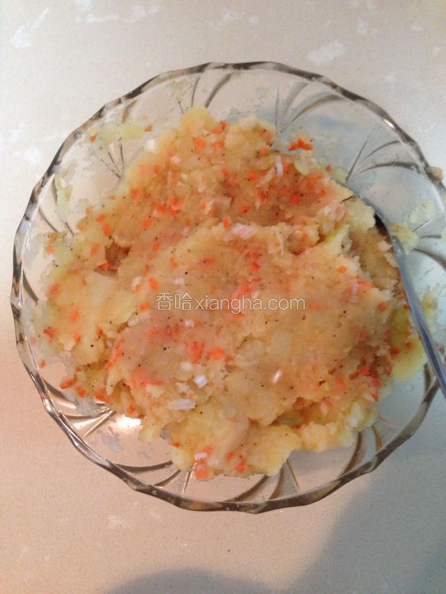 然后依次把黑胡椒酱，白胡椒粉，盐，鸡精加入搅拌均匀。