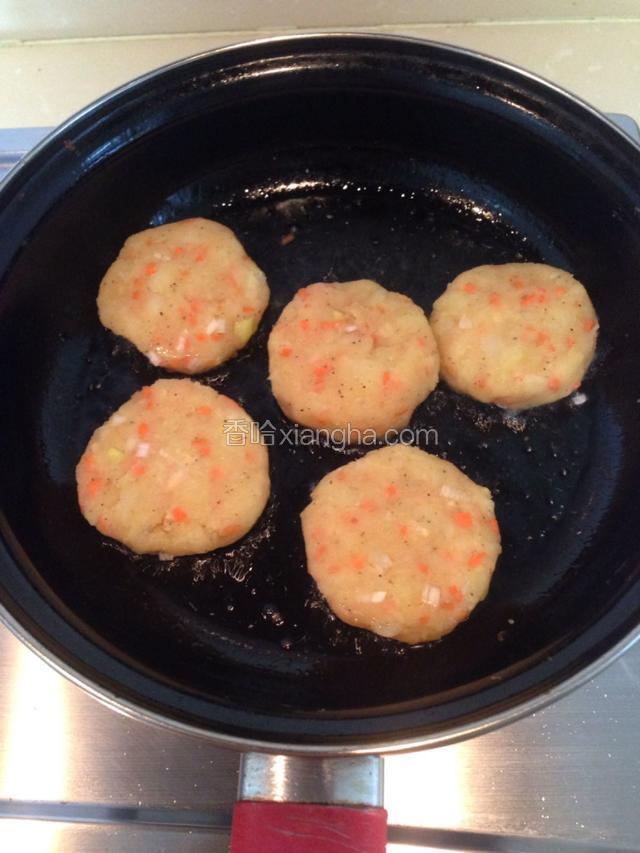 待平底锅加油烧热后，加入小饼，煎至两面金黄，成型即可。