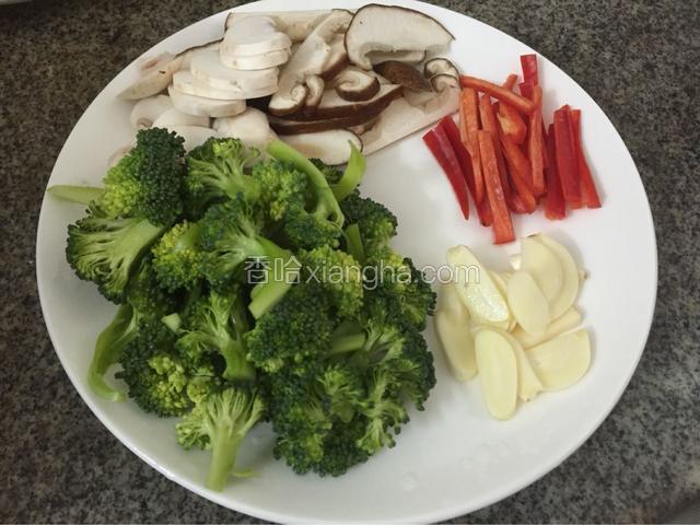 蔬菜洗净，照图切好，蒜头切片
