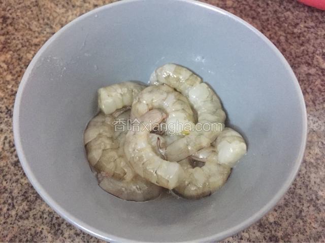虾洗净去头去壳去肠线，下入适量油，盐，胡椒粉腌制一会